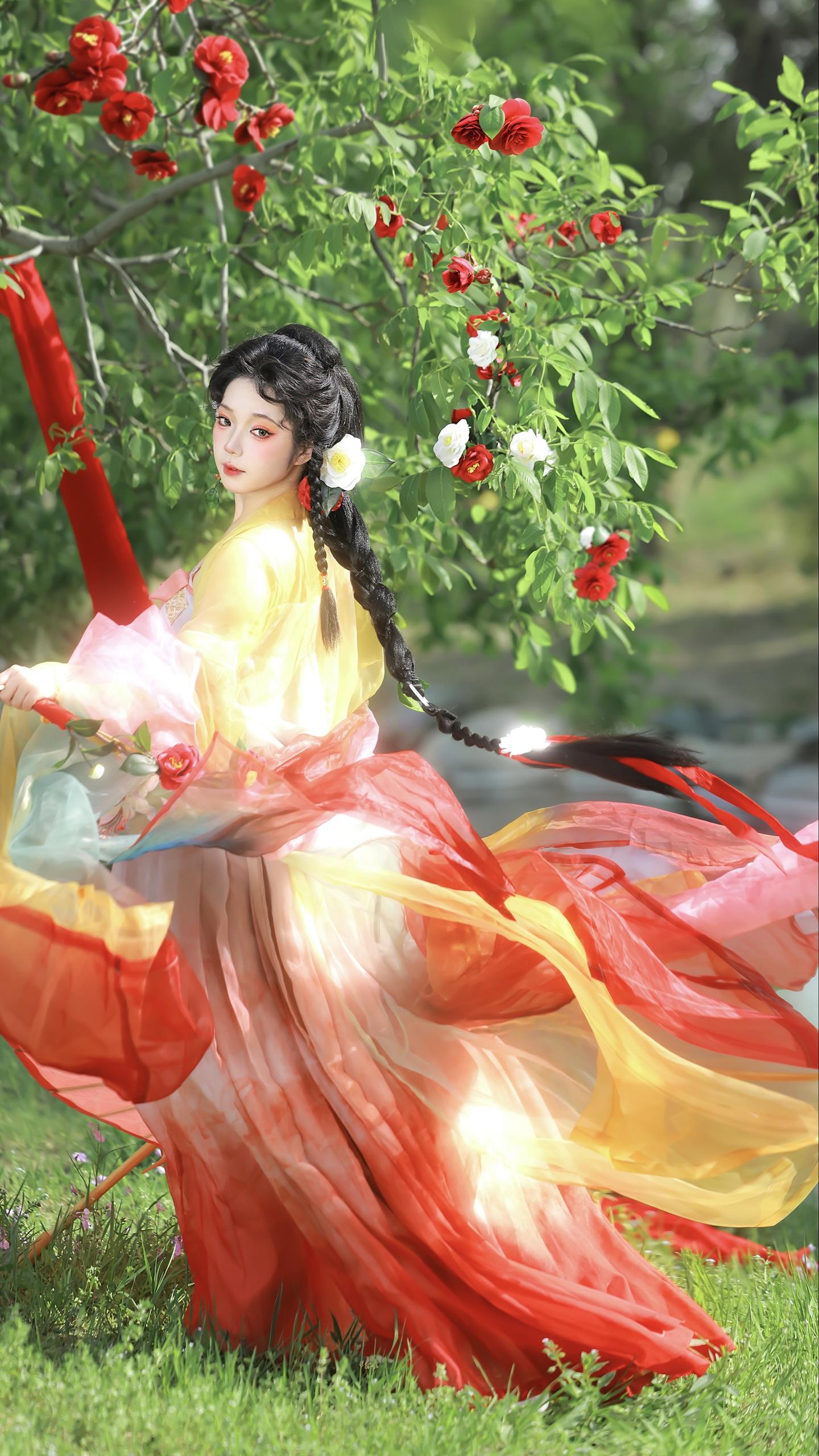 犹爱并山茶，花开一尺盈。