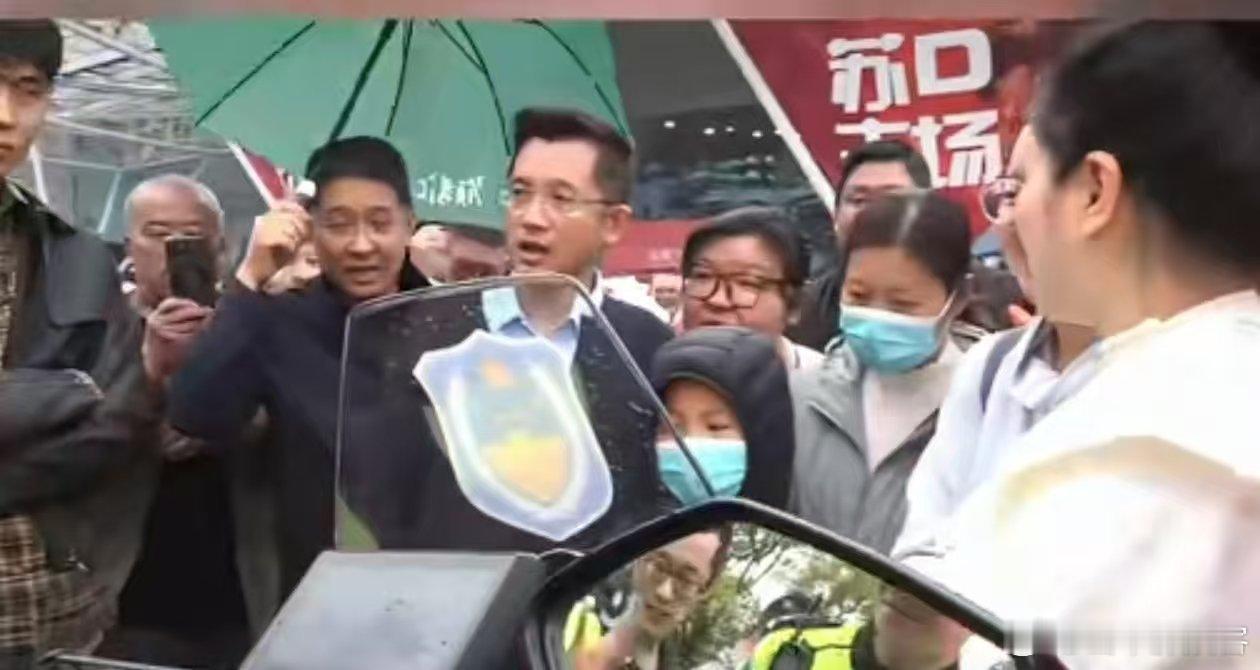 苏超开幕式常州铁骑成打卡点比赛是热血足球，常州是硬核底气！全新电动铁骑亮相苏超，