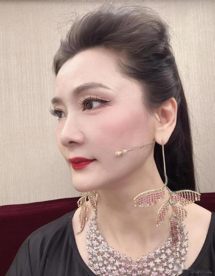 何赛飞老师的这耳环，真的不是一般人能驾驭得了的！ 