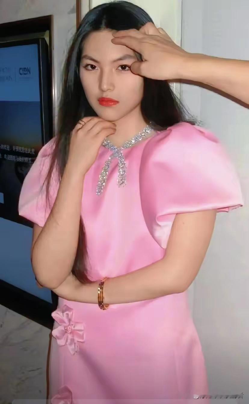 看到王诗龄近照，不得不感叹基因真的太“霸道”了，这孩子的长相，怎么越长越像王岳伦