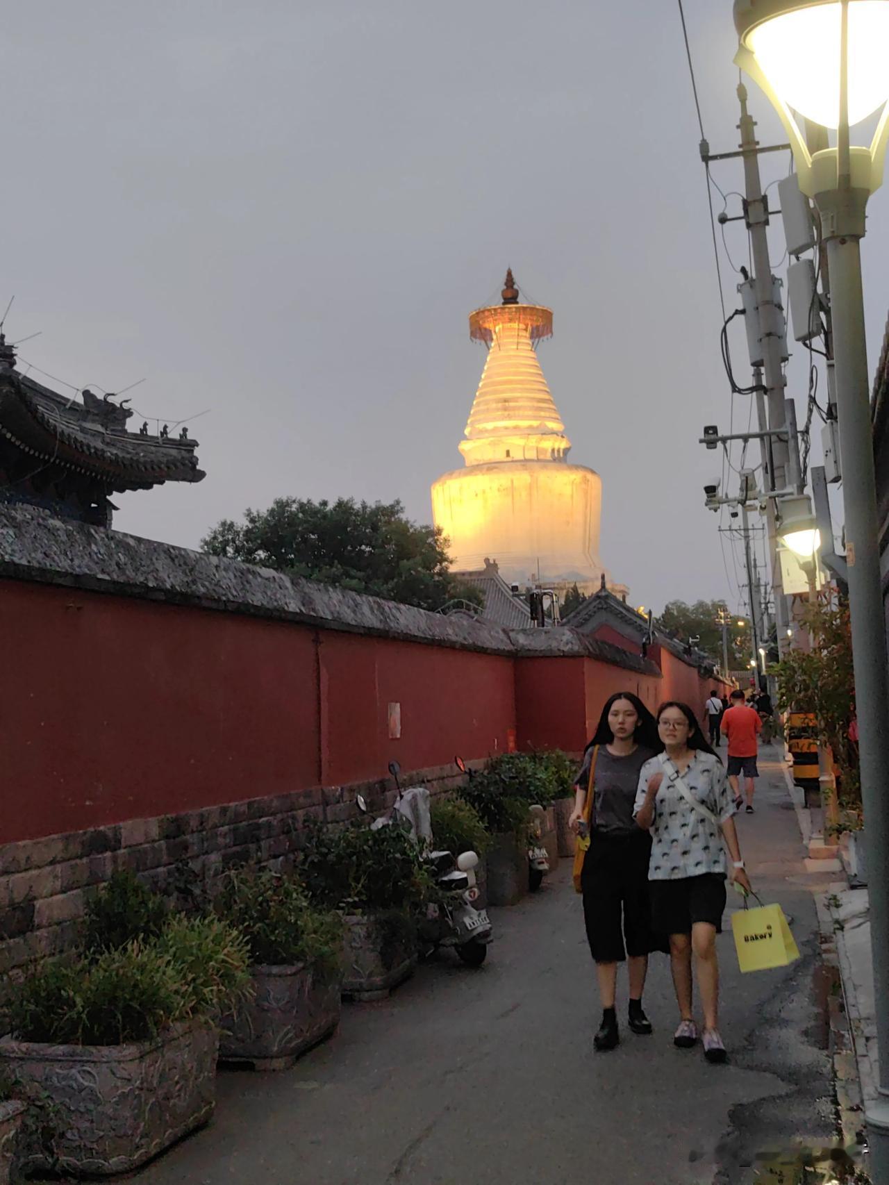 夜游白塔寺，是佛国也是人间。骑车路过白塔寺，正是傍晚时分，巨大的白塔已被灯光点亮