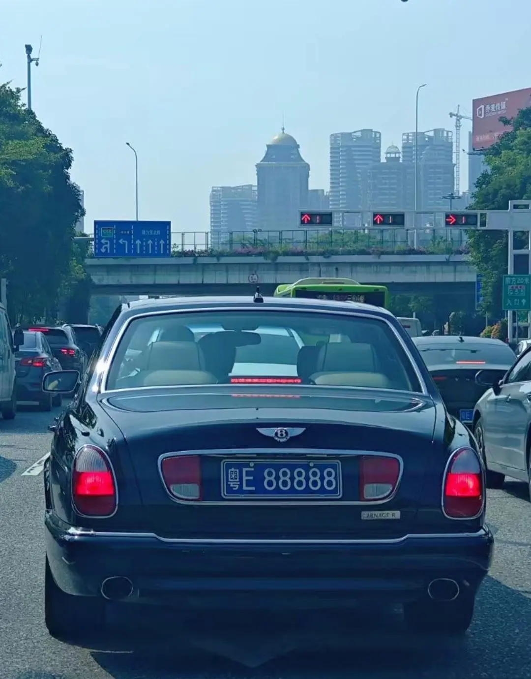 佛山粤E88888 在宾利雅致 车主好多年还末换汽车