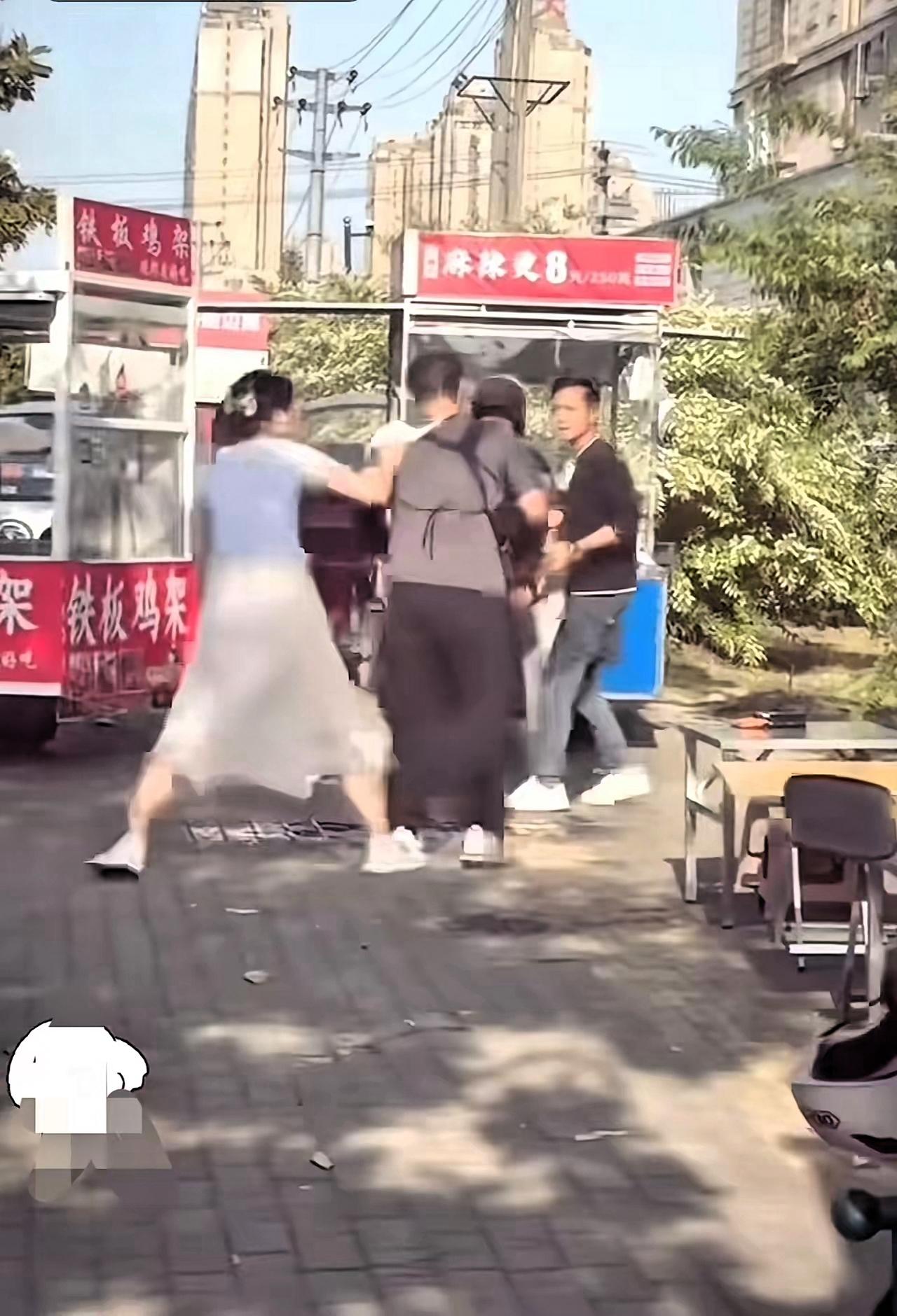 当众把内裤套在他人头上，这种离谱又扎心的操作，真的刷新了大众对纠纷矛盾的认知底线