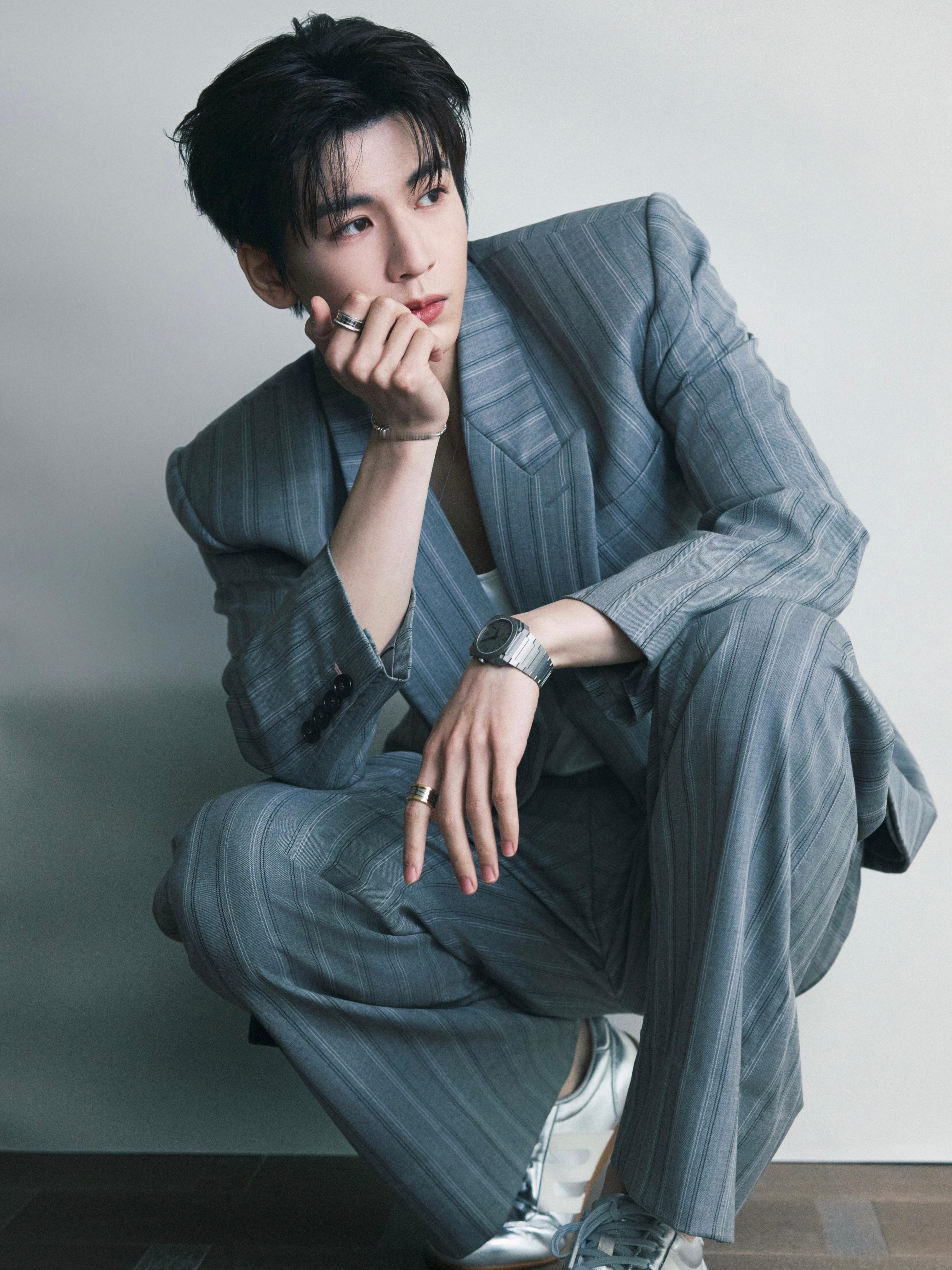 时尚灵感解读 BVLGARI宝格丽品牌大使张凌赫 最新造型大片。佩戴BVLGAR