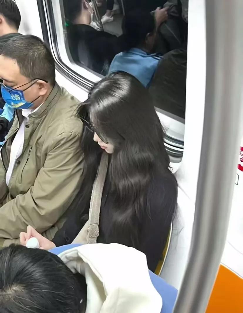 这一刻对漂亮产生执念了...
精心涂涂抹抹打扮俩小时，结果出门碰到了一个随意打扮