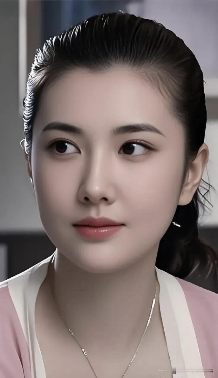 这位美女演员真的太漂亮了，鹅蛋脸、杏核眼、皮肤白皙，真人比电视上更美。是那种眉清