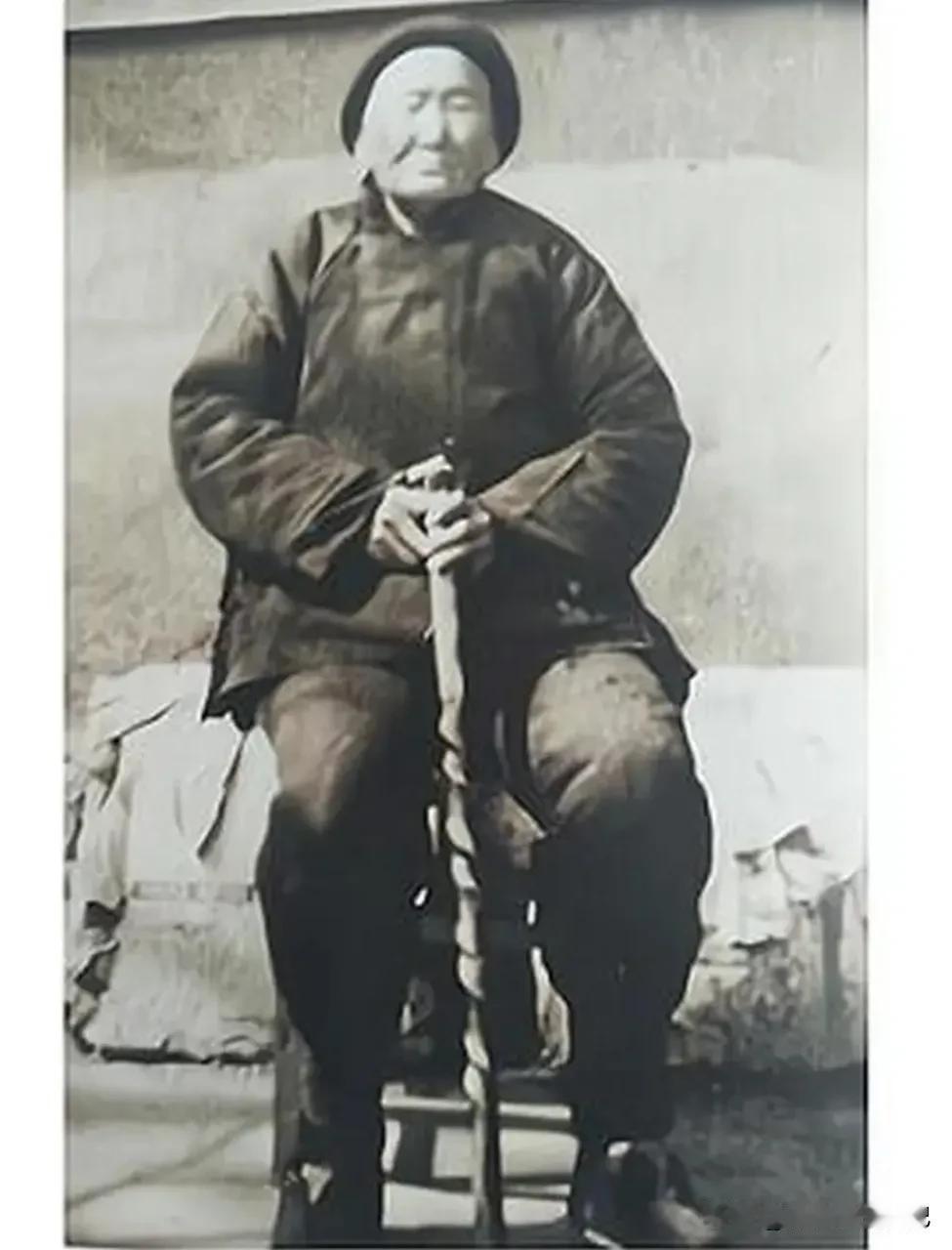 1941年，一位老妇人请“汉奸”侄子吃饭，突然压低声音道“孩子，给我弄300发子