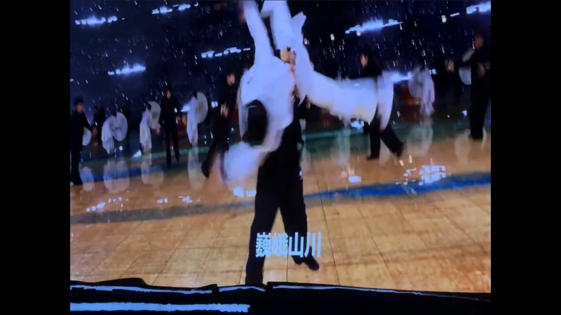 张艺兴就这样在鸟巢演唱会上炫了个组合技巧风火轮。 ​​​