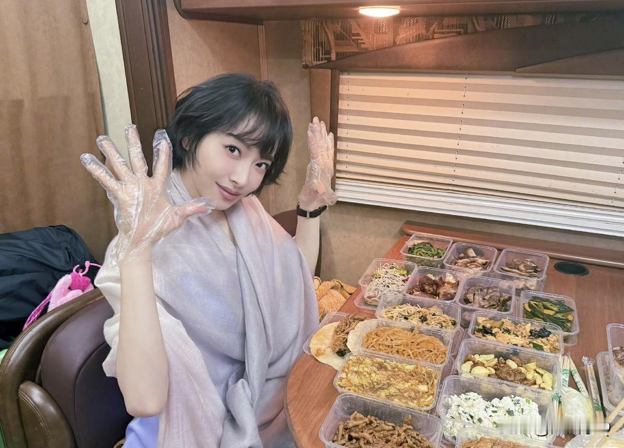 宋茜过立春，仪式感拉满。

立春时，民间素有咬春之习俗，人们常食一些蔬菜来迎接春