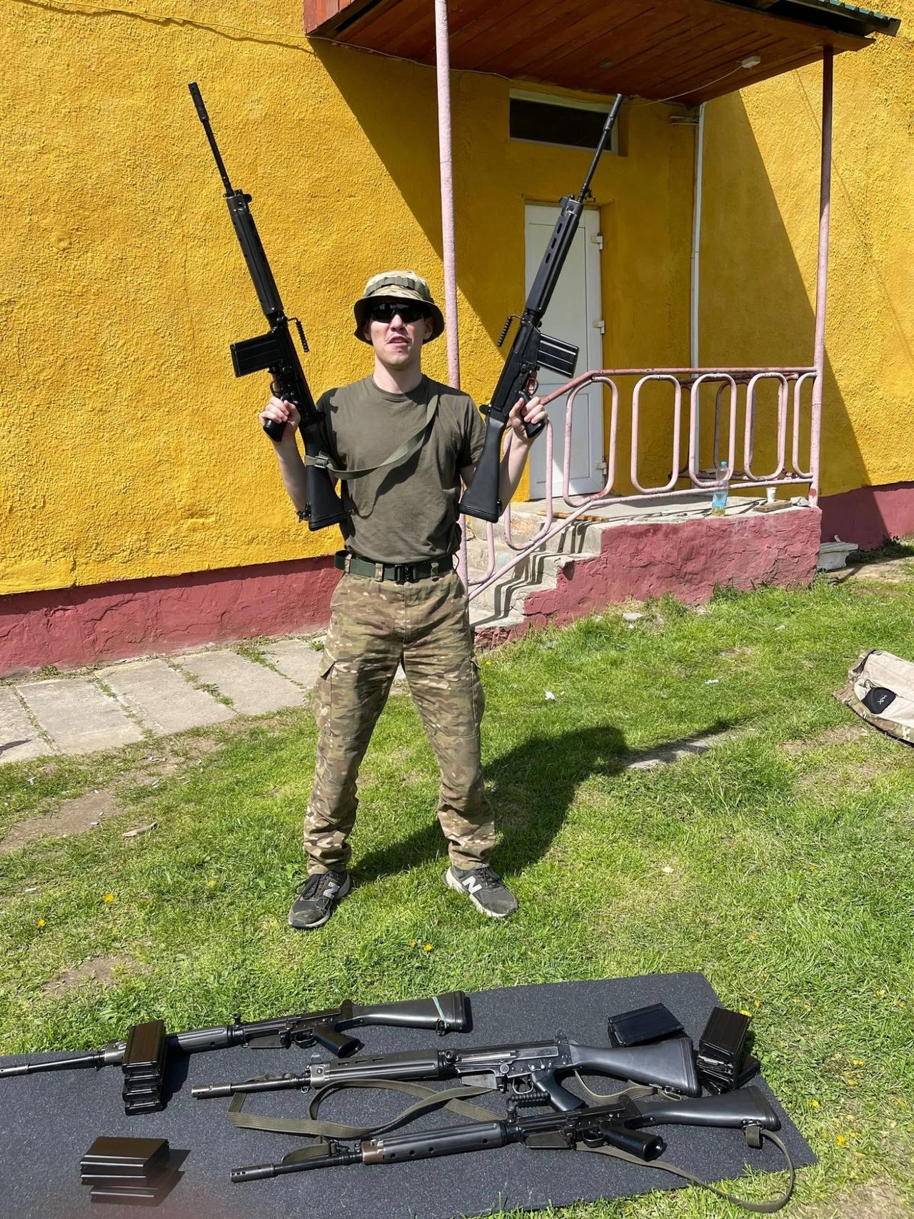 乌克兰士兵挥舞着 FN FAL 7.62 毫米战斗步枪。