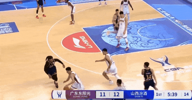 于米提太尴尬了，反击空蓝直接滑倒




山西和广东强强开打，比赛中，于米提反击