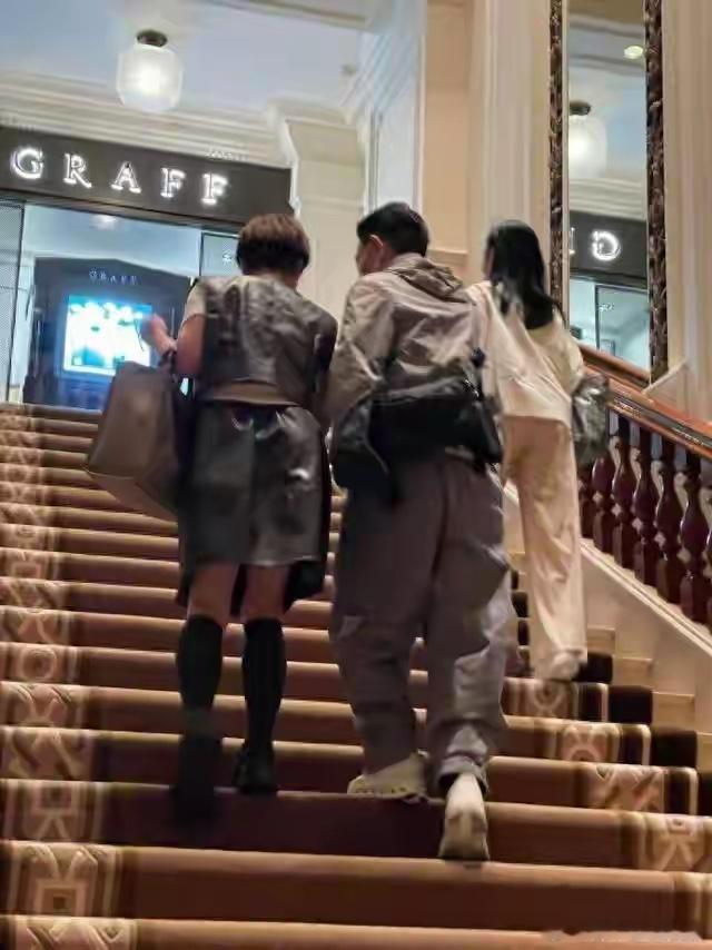 刘德华朱丽蒨酒店罕见被偶遇近日网友在香港酒店偶遇刘德华与妻子朱丽蒨罕见同框。刘德