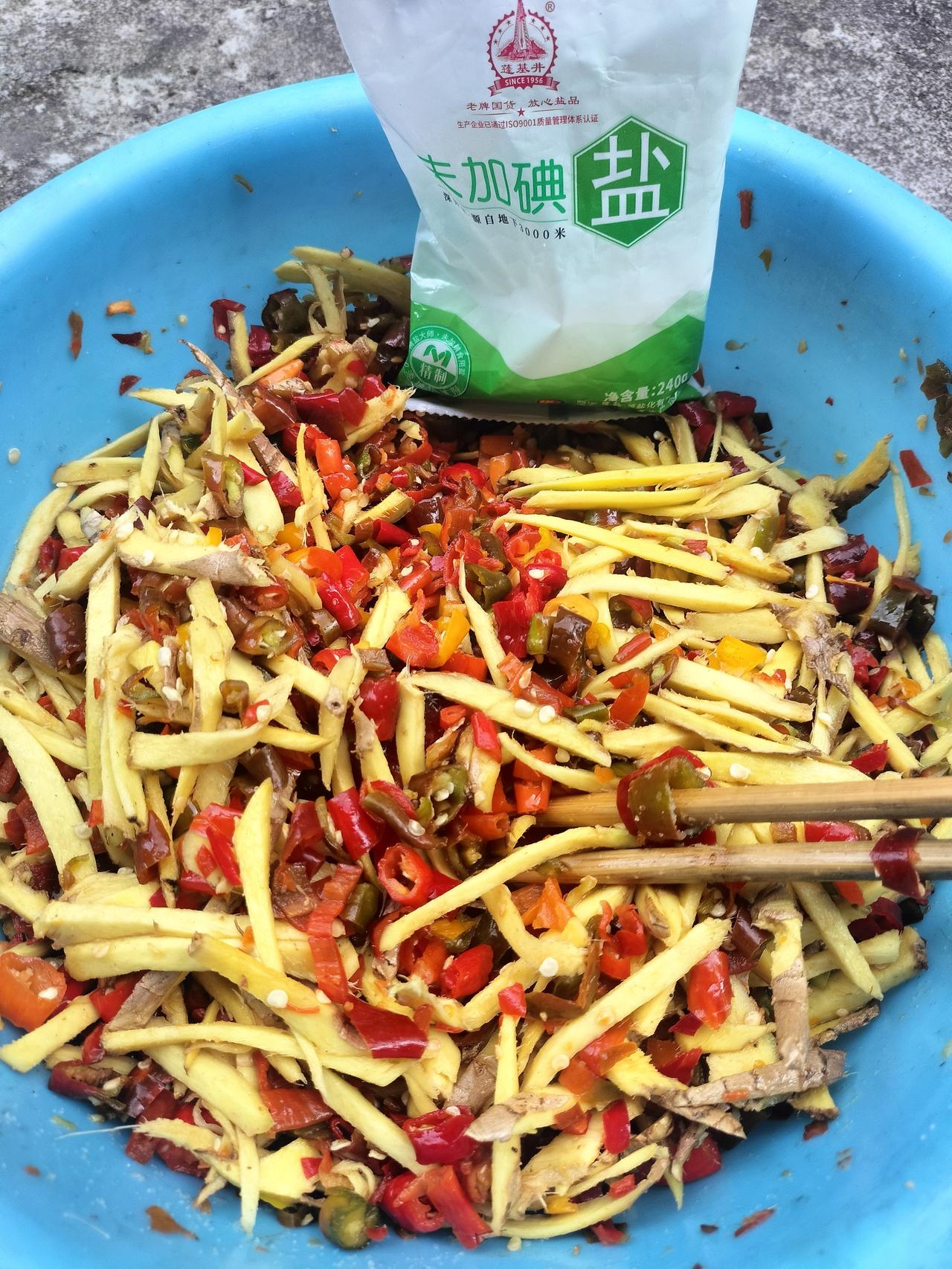 我不知道怎么腌辣椒酱和姜才好吃，听说最好的辣椒酱是放蒜，姜丝，黑豆鼓，起锅放油煮