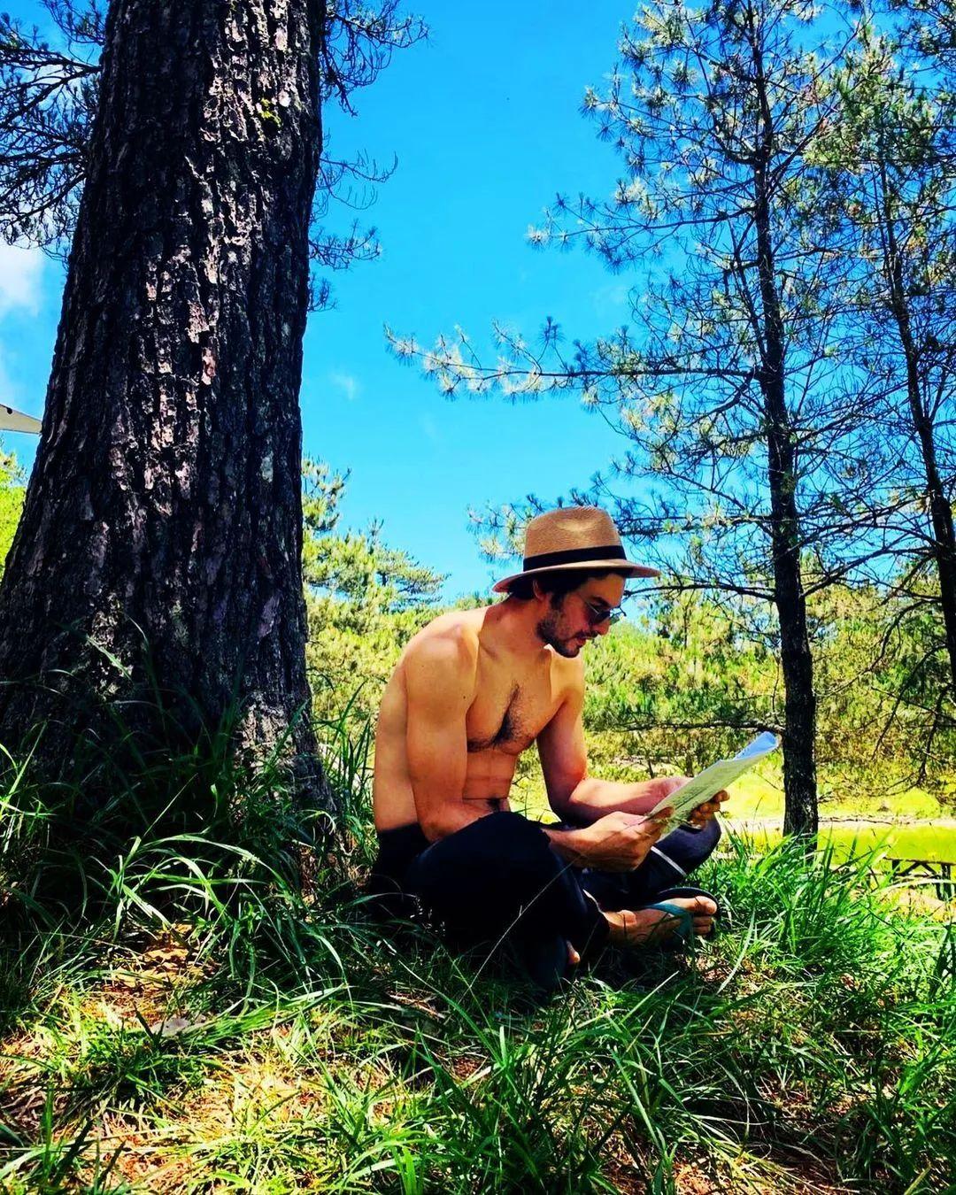 中英混血男演员凤小岳（Rhydian Vaughan）在新专辑《柒》中分享了他的