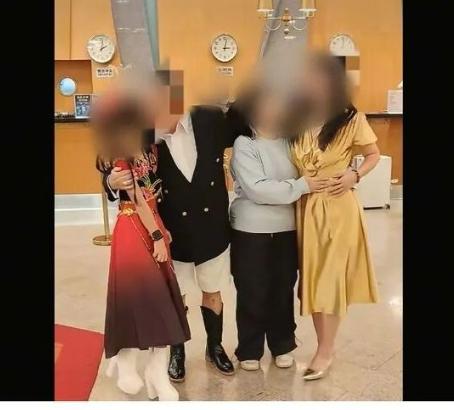 官方回应继父搂腰亲吻女童 生父已接回孩子并准备变更抚养权
一段继父搂腰亲吻 10