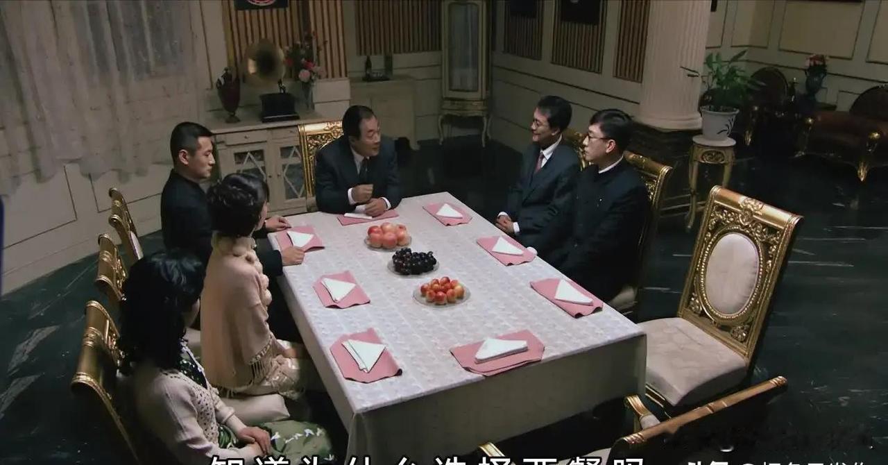 所以在翠萍来到天津站后，吴敬中借口给翠萍接风考察翠萍。
用西餐接待翠萍是有深层考