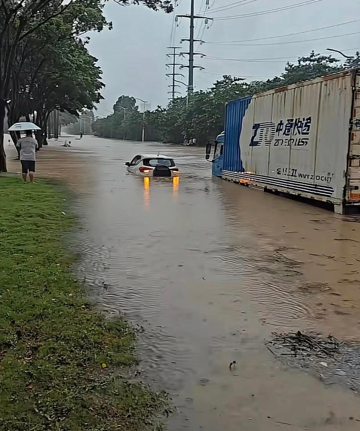 广州人被暴雨吵了一整晚大城市广州排水不给力呀！6月28日凌晨3点半-5点半，几乎