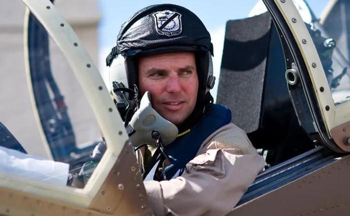 一个退役飞行员被铐走，

十年前教人开飞机，

现在算走私军火。

他在澳洲机场