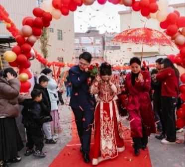 火到人民日报！婚礼遇英烈祭奠队伍，新郎一个举动，看哭千万人
 
“火到人民日报了