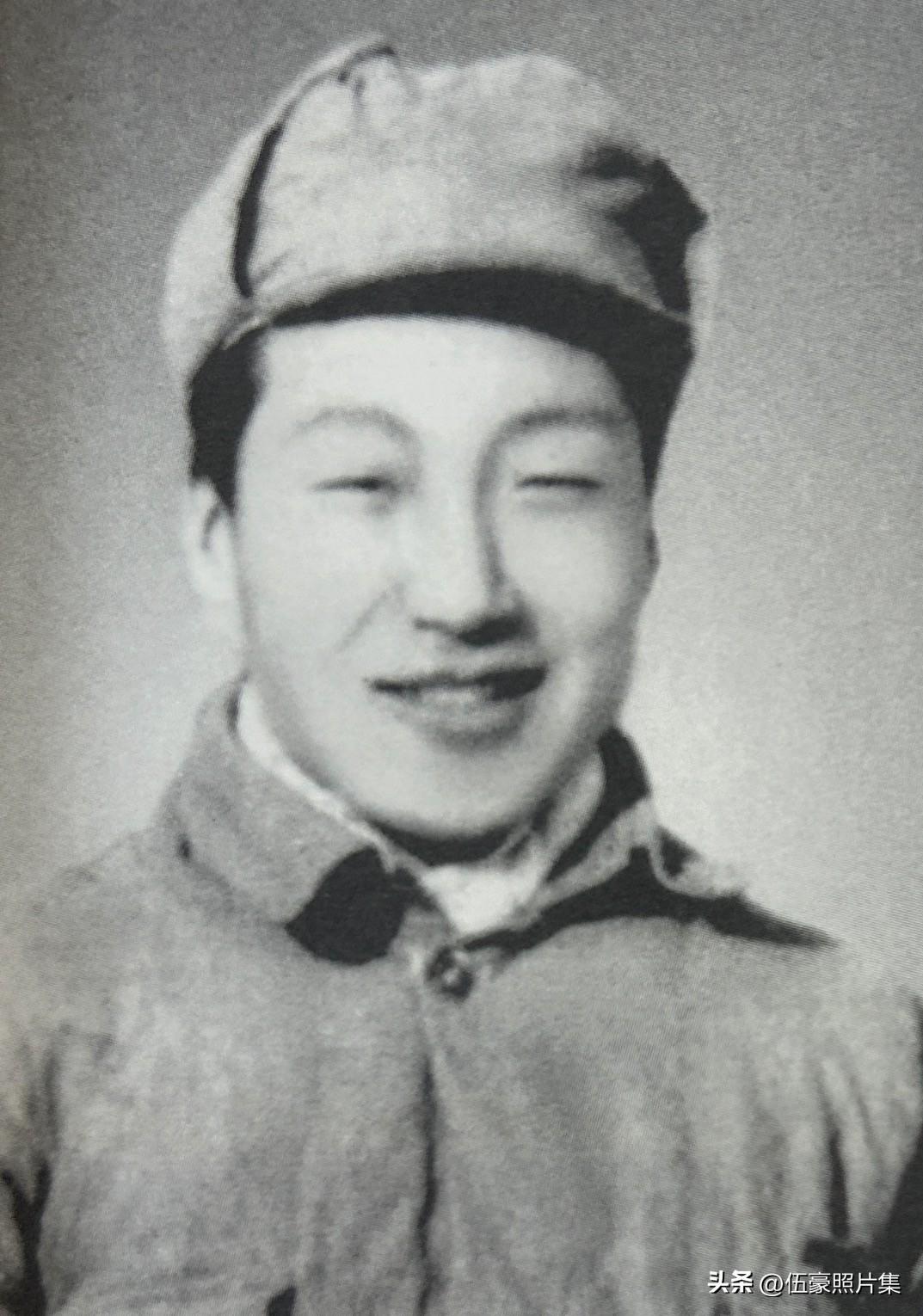 青年时期的贺敬之深受苏联诗人马雅可夫斯基的影响，被延安鲁迅艺术学院文学系主任何其