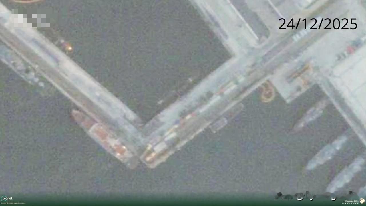 🇺🇦🇷🇺2025年12月15日，一艘乌克兰无人艇在其附近海域撞击了一艘“