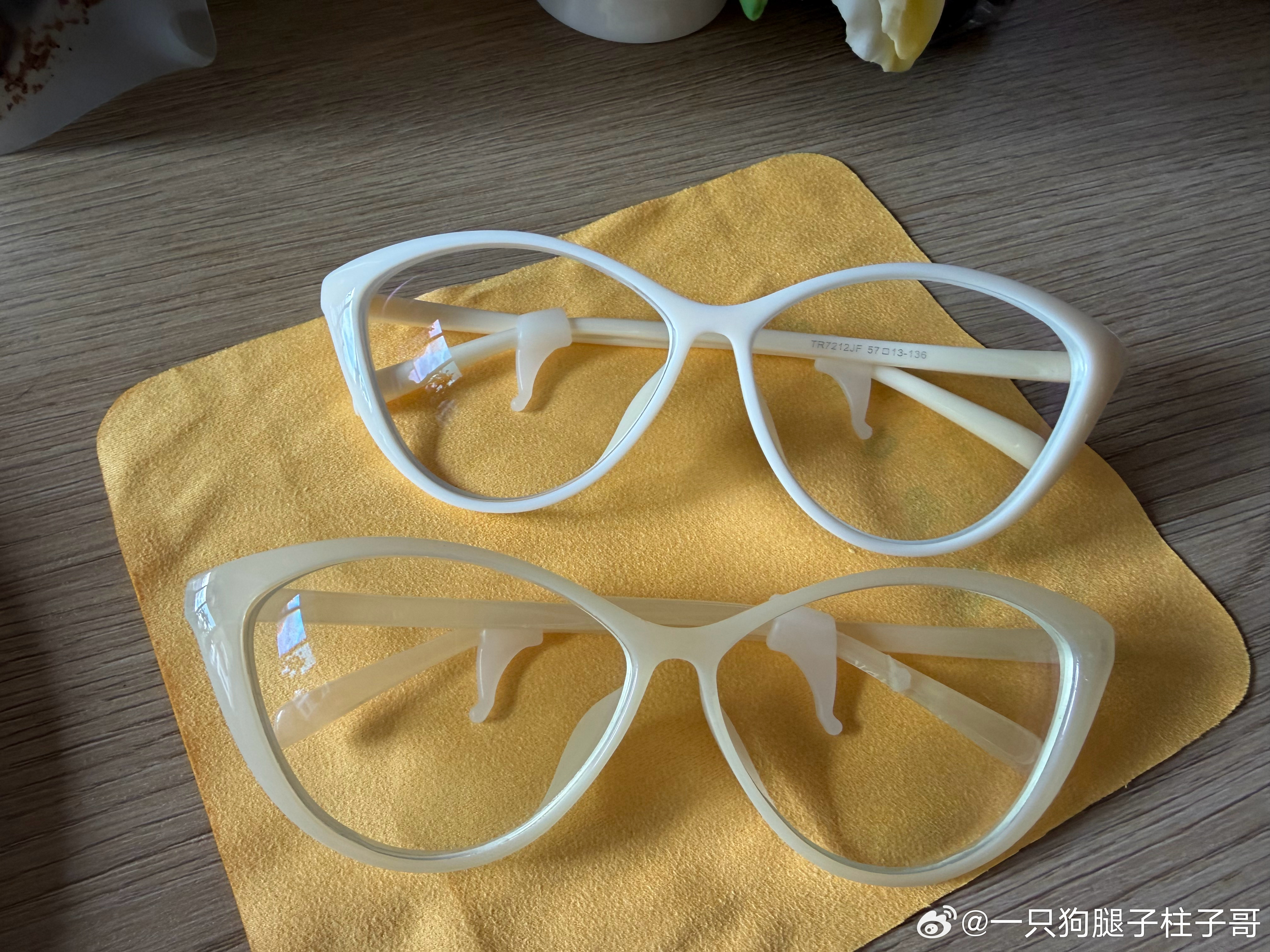 塑料眼镜框也会被包浆啊。两年半以前配的眼镜，最近镜框塑料薄模掉了有点压坏了，就重