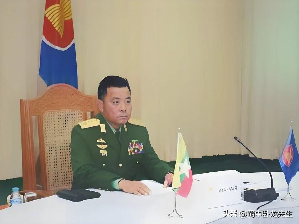 今天传来缅军总司令最有可能接班人耶温乌上将晋升为陆军总司令的最新消息。目前敏昂莱