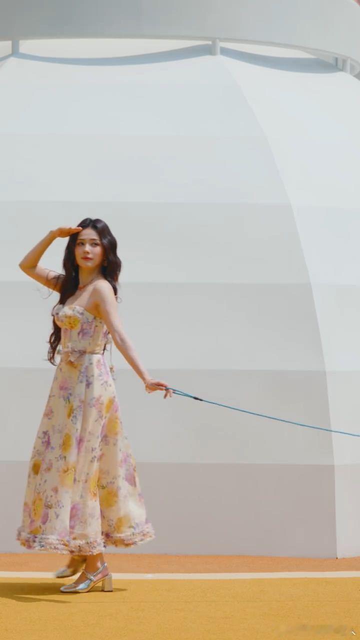 白鹿召唤了一只机械狗白鹿抬手召唤机械狗奔跑吧 你们觉得，这种召唤机械狗的设定，会