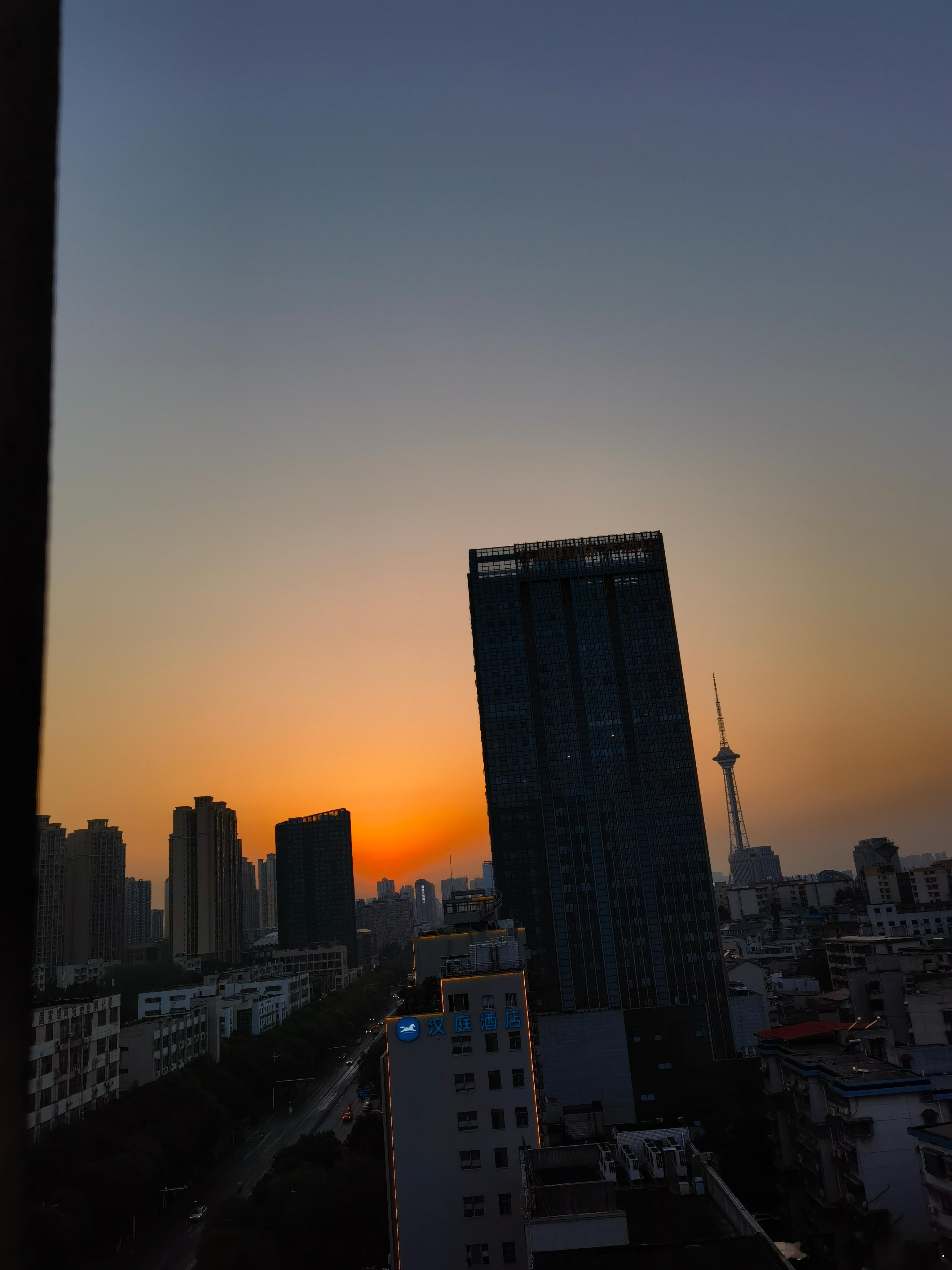 诞日怀人赤县焕新天，功盖昆仑昭日月。丹心安兆姓，名垂青史壮山河。念奴娇·怀念楚天