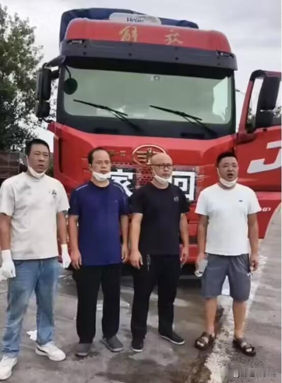 泪目了，陕西服务区，一辆货车停了三天没人动。察觉异常后报警，警 方到场开门才发现