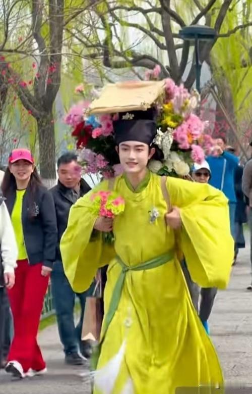 西湖春信：当“许仙”背着一筐繁花走来
 
烟柳画桥，风帘翠幕，杭州西湖的春天，在