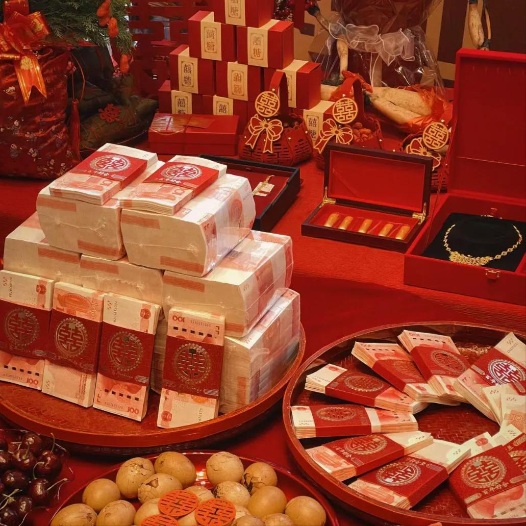 老家表弟最近要结婚，女方家开口就要28万彩礼，还不包括三金和酒席。表弟一家愁得不
