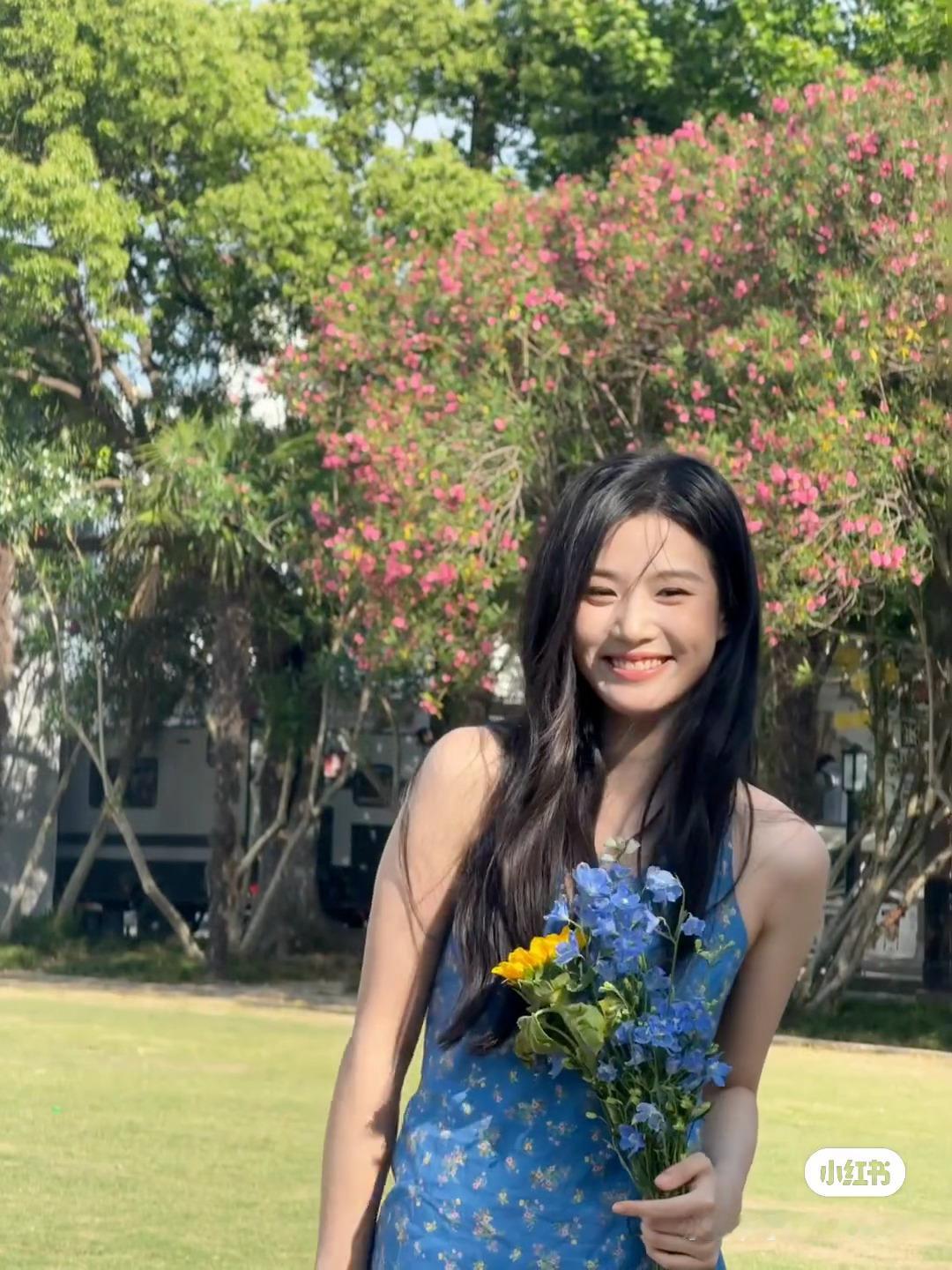 卢昱晓  🌷卢昱晓折月亮 🌷卢昱晓云厘 “你的微笑在我的心尖闪耀，编织了每一