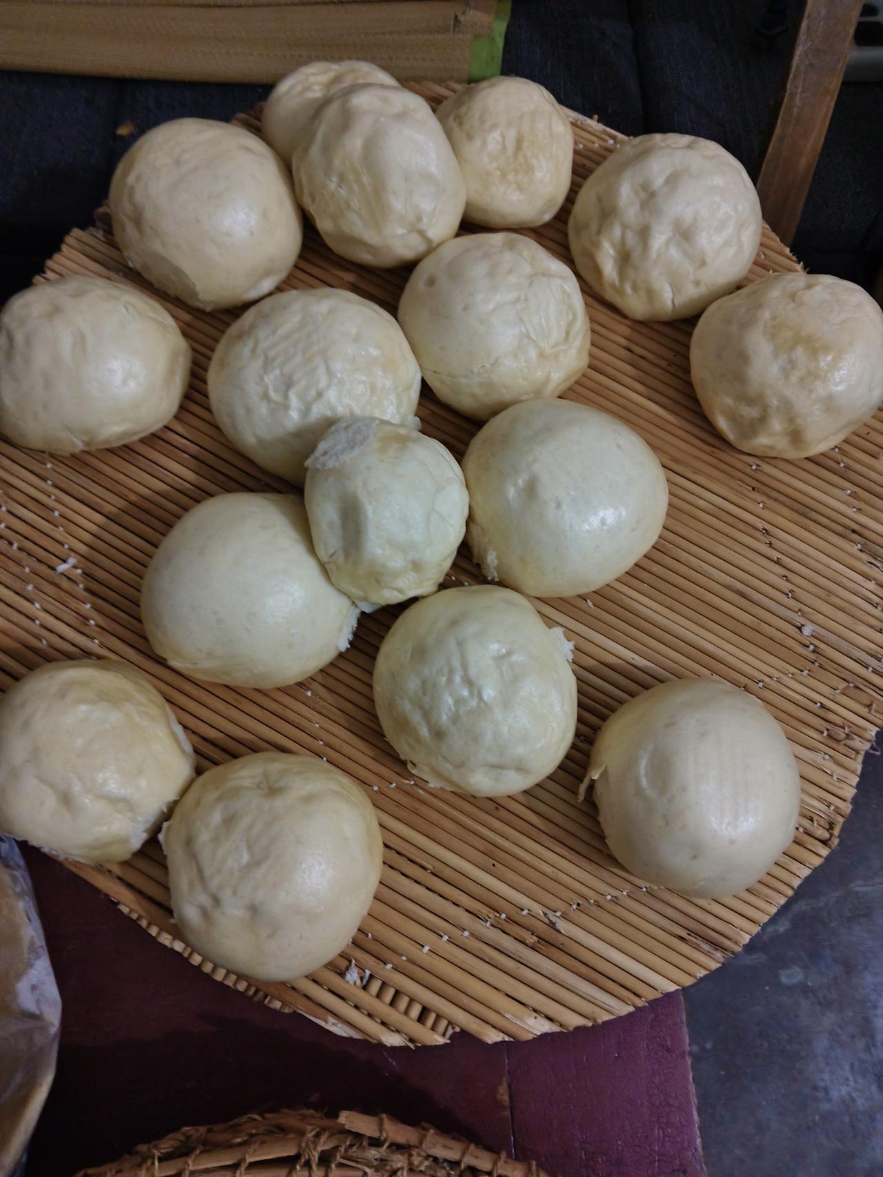 天南地北大拜年馒头已经蒸好了，掀开锅盖有点儿太急了。结果由于锅内气压低，把馍压成