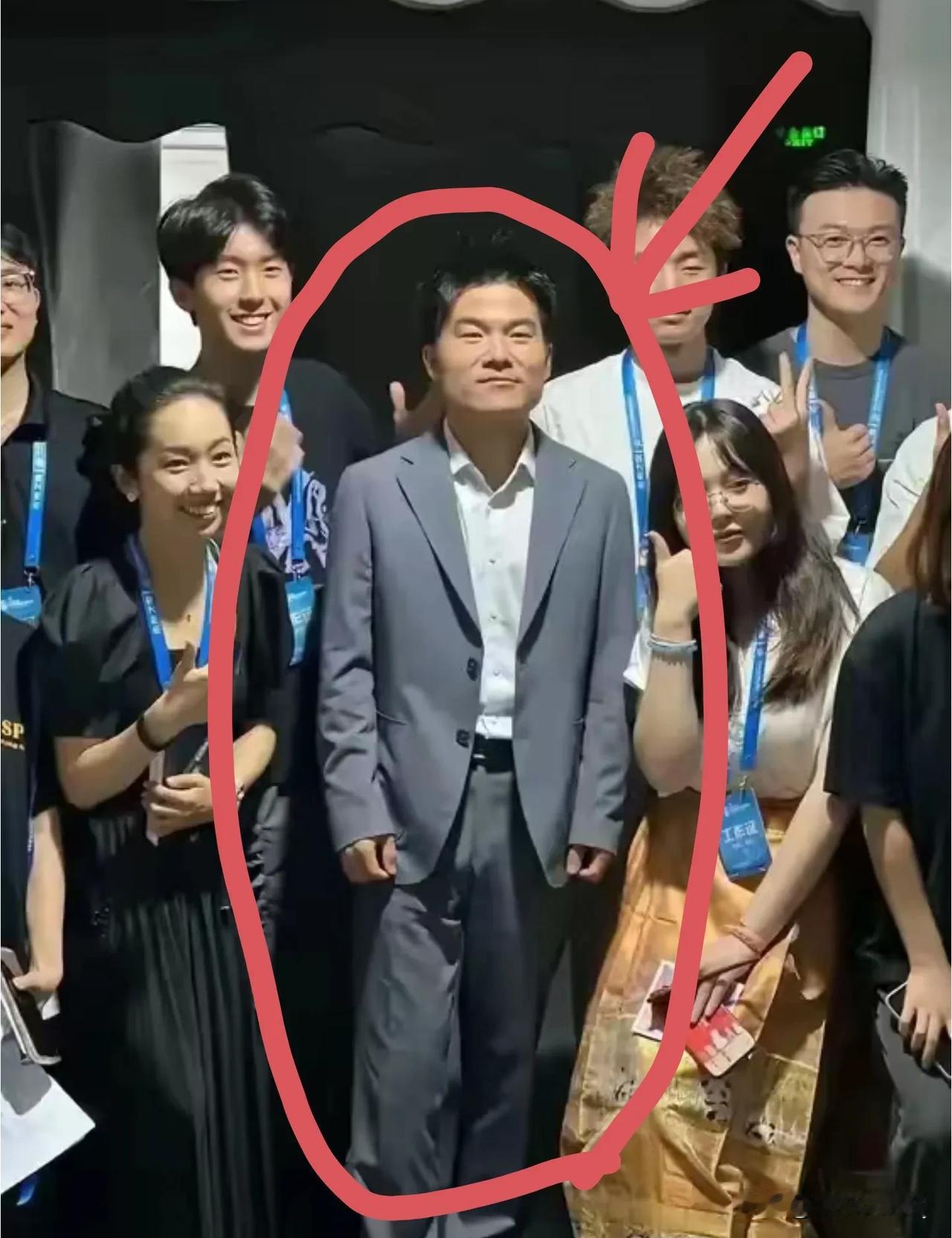 这董宇辉的个子应该不高啊！估计和郭敬明差不多吧！看来他还要配个形象顾问，别人穿西