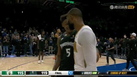 逗！戈贝尔建议杰伦布朗学自己剃光头。
人布朗跟华子聊得正欢呢，这家伙过去指着自己