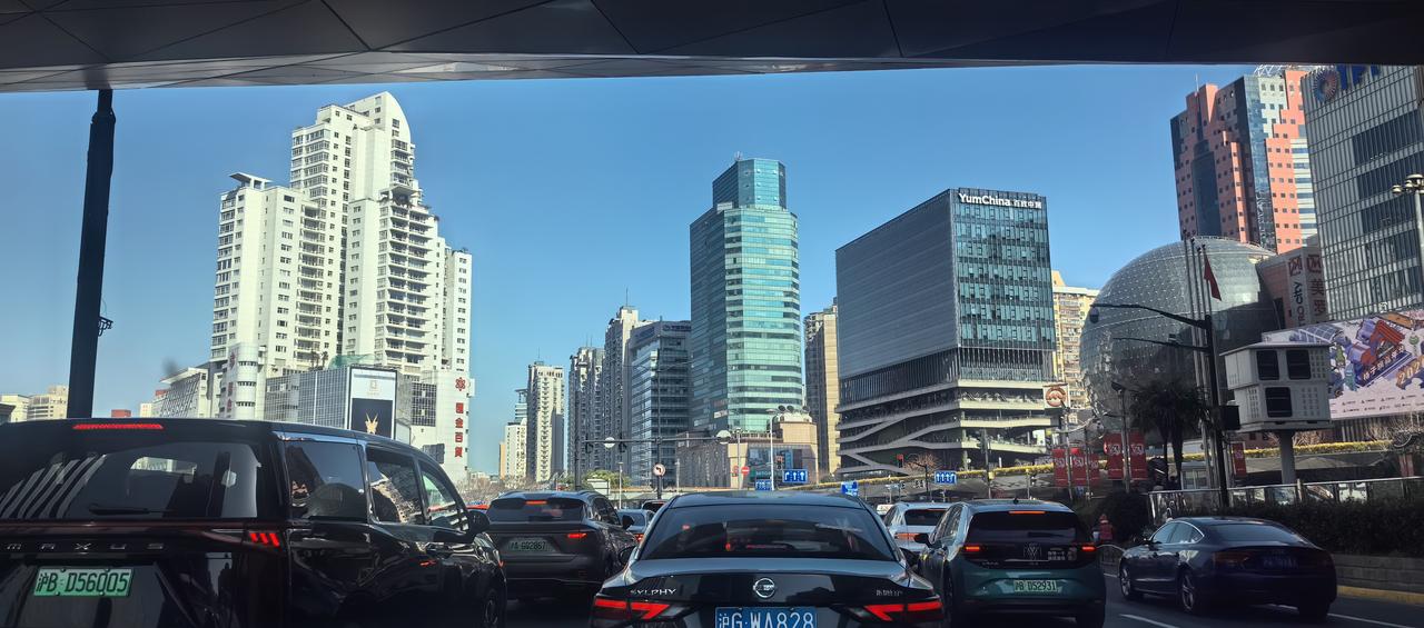 每一次驾车行驶在上海的街头，她给我的感觉总是如此：抬头是直抵苍穹的摩登天际，低头