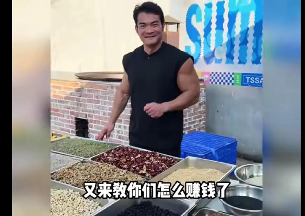 卖切糕看来是李维刚唯一赚钱的买卖。
不知道为什么，看到李维刚这个大块头的视频就觉