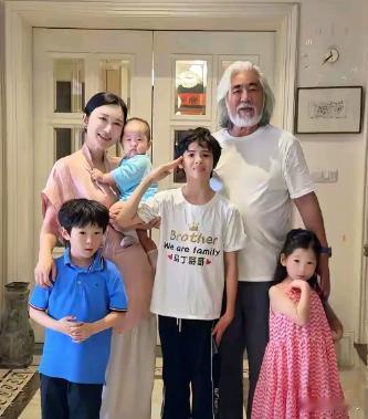 我活了34年了别说出国了，我连省都没出去过。张纪中带着孩子已经出国好几次了，我真