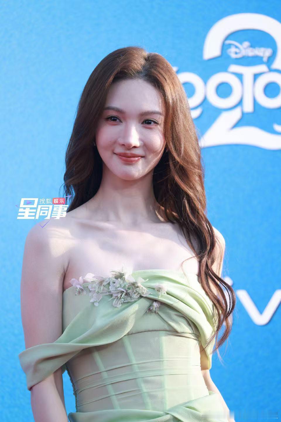 生图暴击！⚡️ 金晨《疯狂动物城2》红毯生图释出，皮肤细腻，身材绝佳，这状态也太