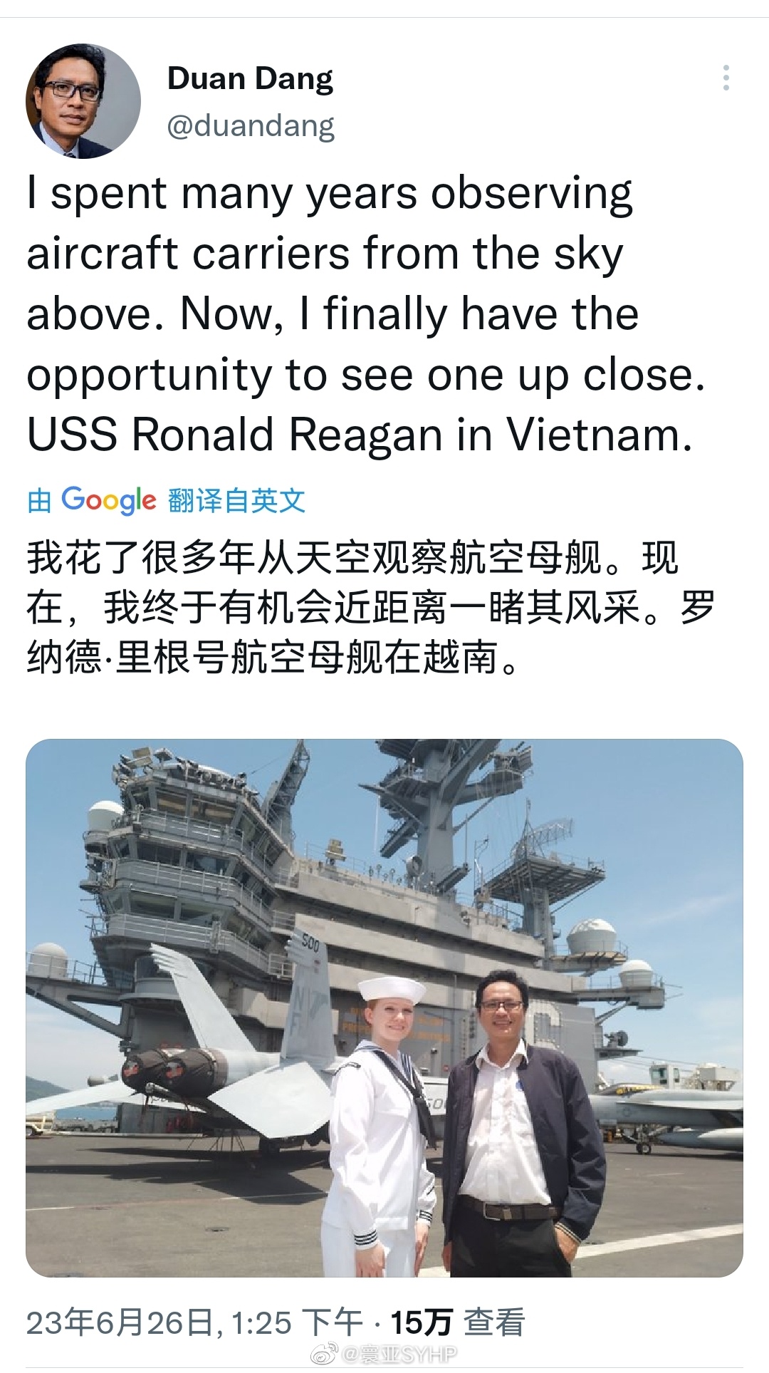 #里根号航母访问越南# 越南记者与美国里根航母船员合影，遭多国网友讽刺批评。 ​