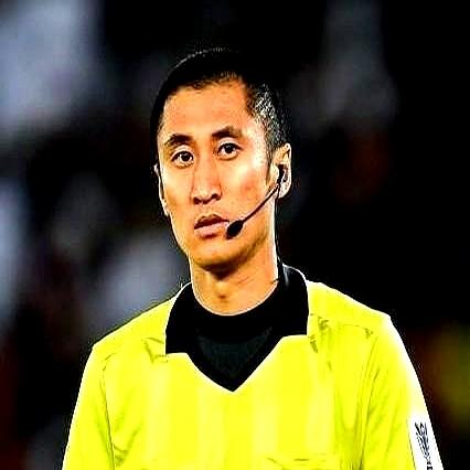 “黑哨”？！亚足联官方报告直接甩脸上了。
 

发布会上，阿尔艾因主帅克雷斯波暴