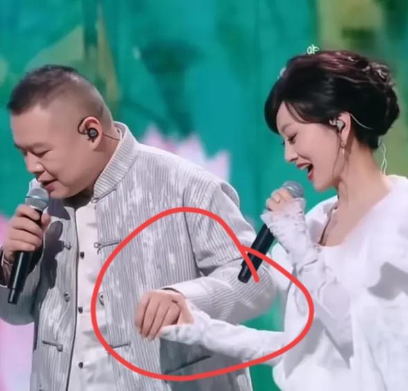 果然还是男人最懂男人
我问我老公
春晚上怎么是赵雅芝牵岳云鹏的手而不是岳云鹏去牵