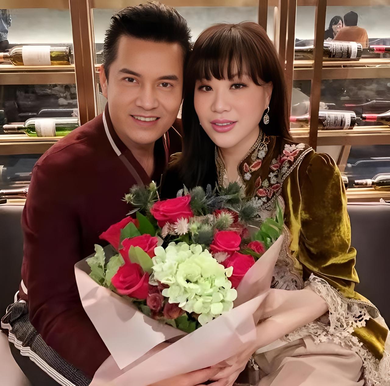 2001年，吕良伟第三次结婚时，娶了一个亿万女富豪杨小娟，吕良伟激动地给伴娘一个