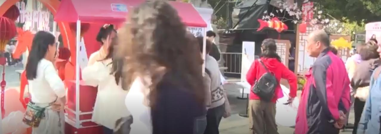 春节将至，广州的年货集市里一片红火，处处洋溢着浓厚的年味儿。红色主题摊位整齐排列