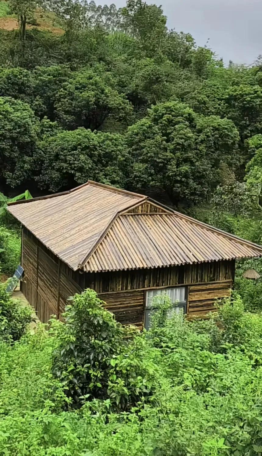 隐藏在山间的小屋，静谧而美丽梦幻般的风景图 把风景搬进画里