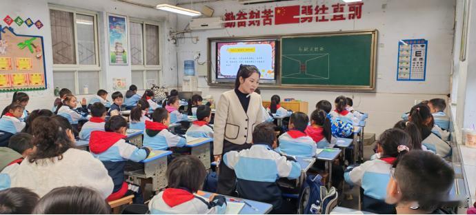 11月10日，城固县教研室第四片区送教送培及联片教研活动在五堵中心校举行。本次活