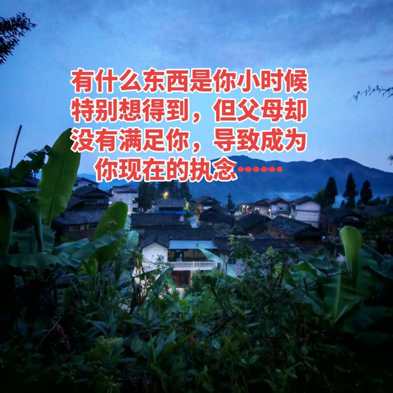 记得小时候姐姐有了第一条我们苗族的裙子，我真的好羡慕也好喜欢，有了裙子就代表可以