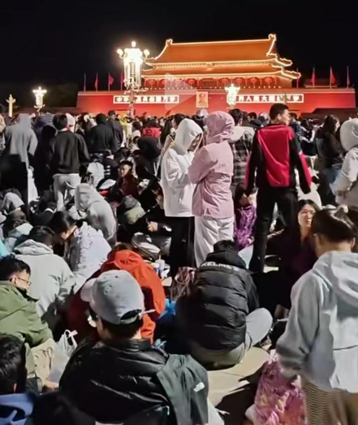 10月1日的天安门广场，人山人海，全是为升旗仪式奔赴而来的人。
 
北京深夜气温