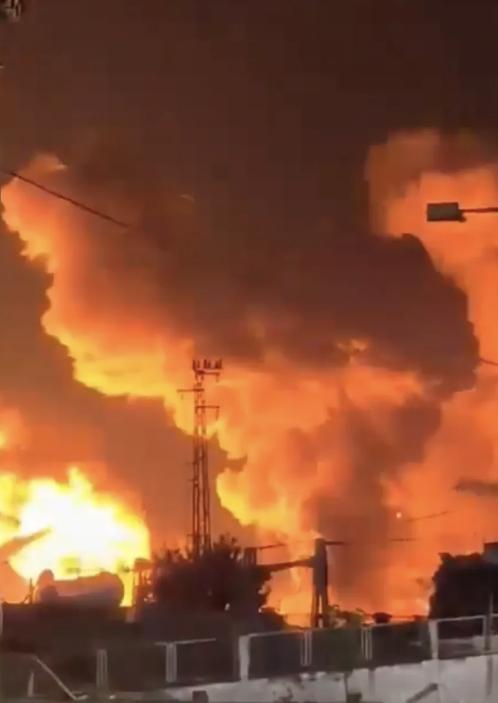 昨晚的以色列南部，简直成了人间炼狱。火光把夜空照得通红，刺鼻的毒气到处乱窜。三支